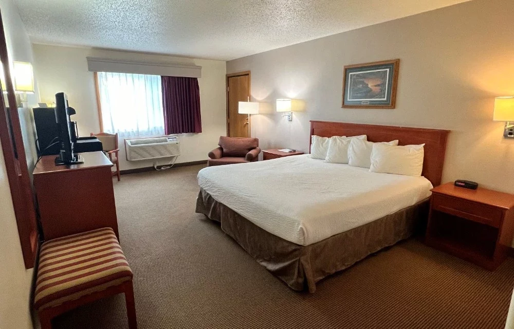 Single King Bed Room at Serena Inn & Suites - Sundance